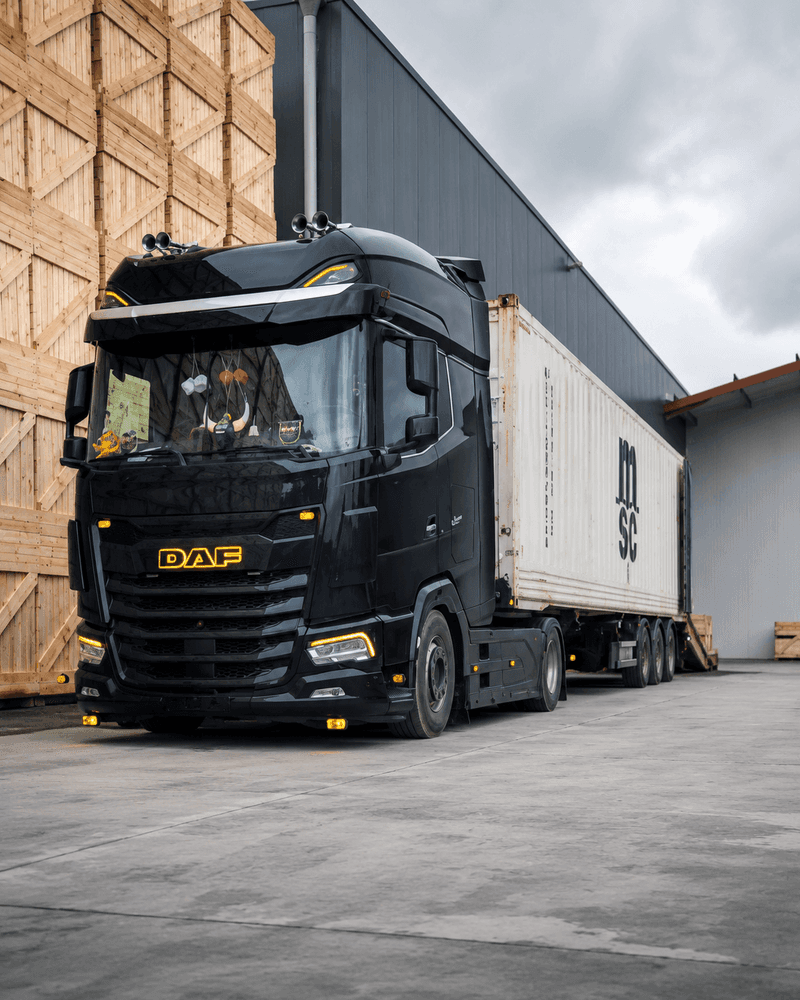 Vrachtwagen met zeecontainer voor internationaal containertransport vanuit Antwerpen.