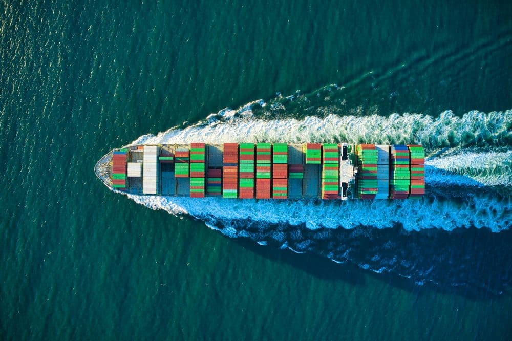 Vrachtschip in haven voor zeevrachtdiensten