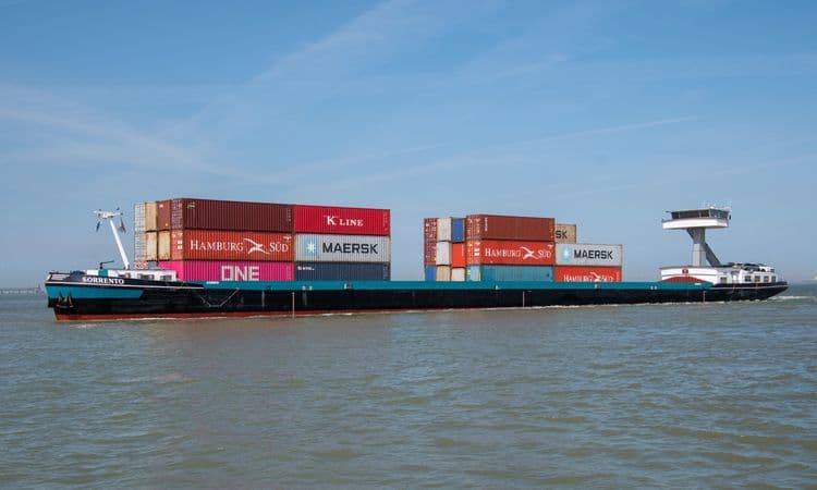 Binnenschip beladen met containers vaart over de Schelde bij Antwerpen