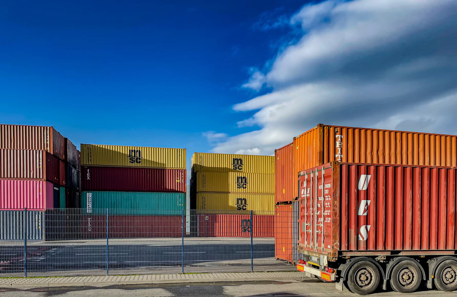 Zeecontainer op een truckchassis voor de doorvoer van geïmporteerde goederen uit China naar een Belgisch magazijn