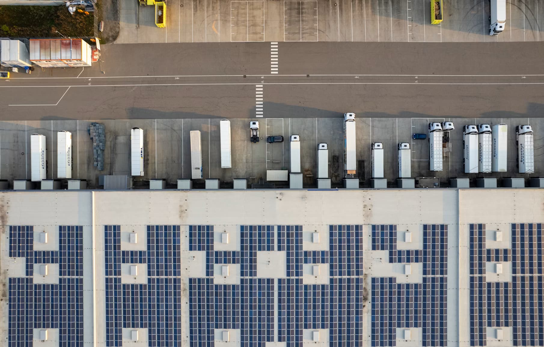 Camions garés à l'entrepôt pour le stockage et les opérations terminales