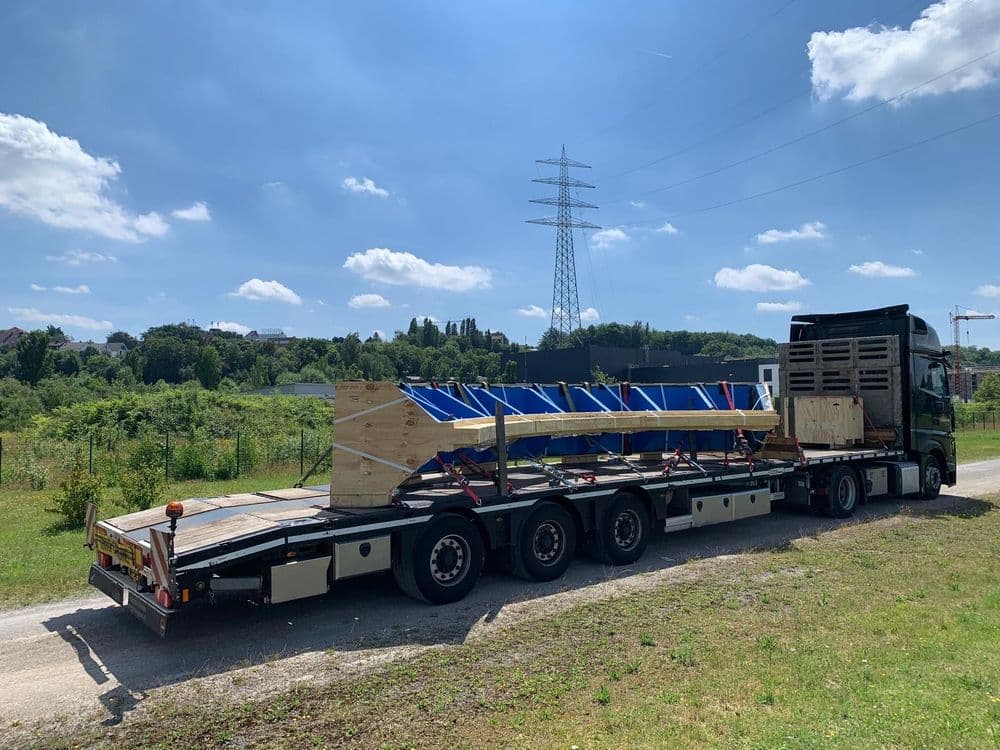 Semi-remorque plateau transportant une charge industrielle par route