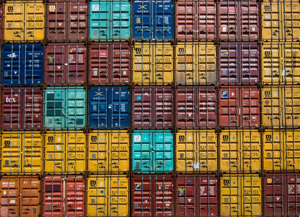 Stapel kleurrijke 20ft zeecontainers met zichtbare CSC-platen met containerafmetingen en gewichten