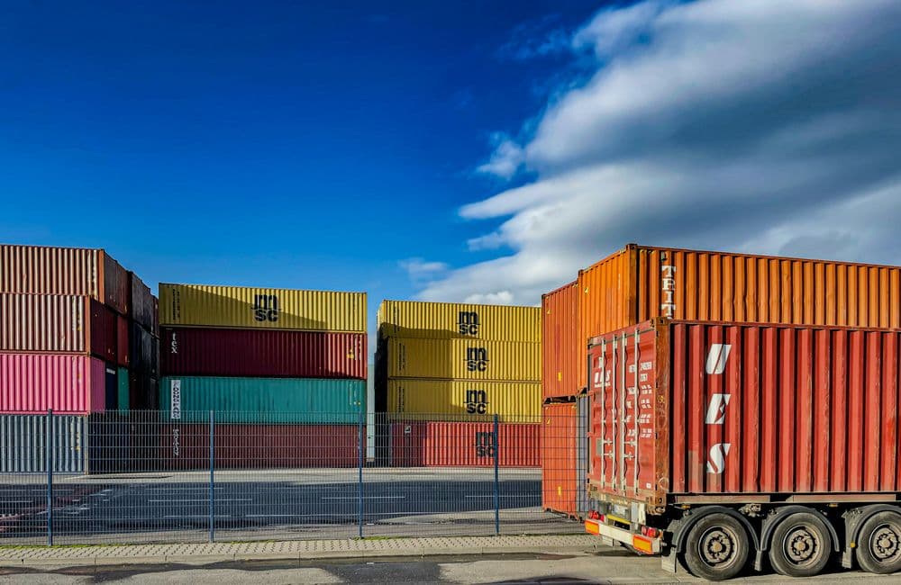 Camions au port pour expédition et transit de projets