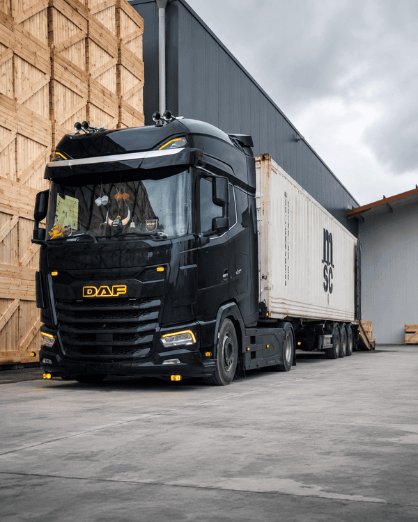 Container-Lkw für internationale Containertransporte ab Antwerpen.