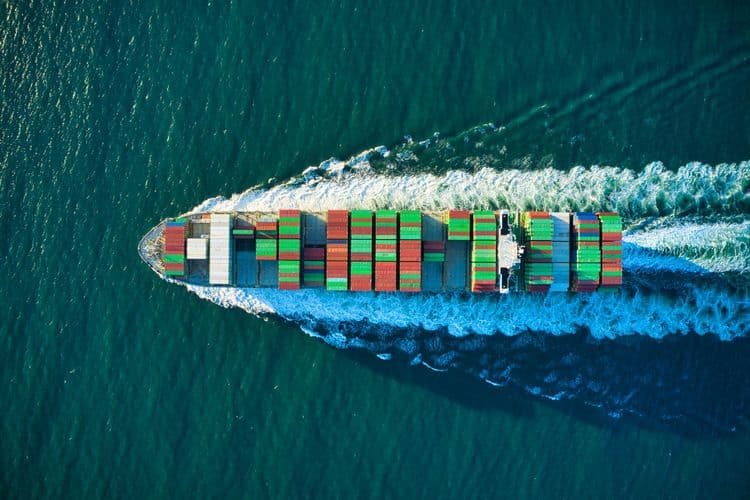 Containerschiff auf See für weltweite Seefracht und internationalen Transport