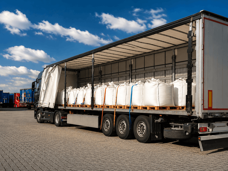 bigbags vastgezet in een curtainsider voor cross trade transport van Frankrijk naar Duitsland