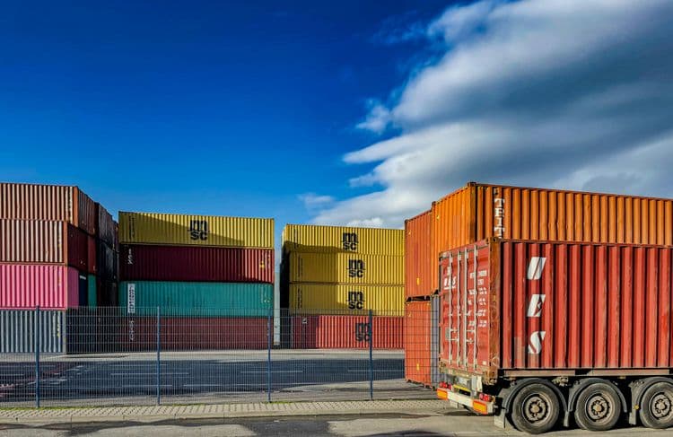 Camions au port pour expédition et transit de projets